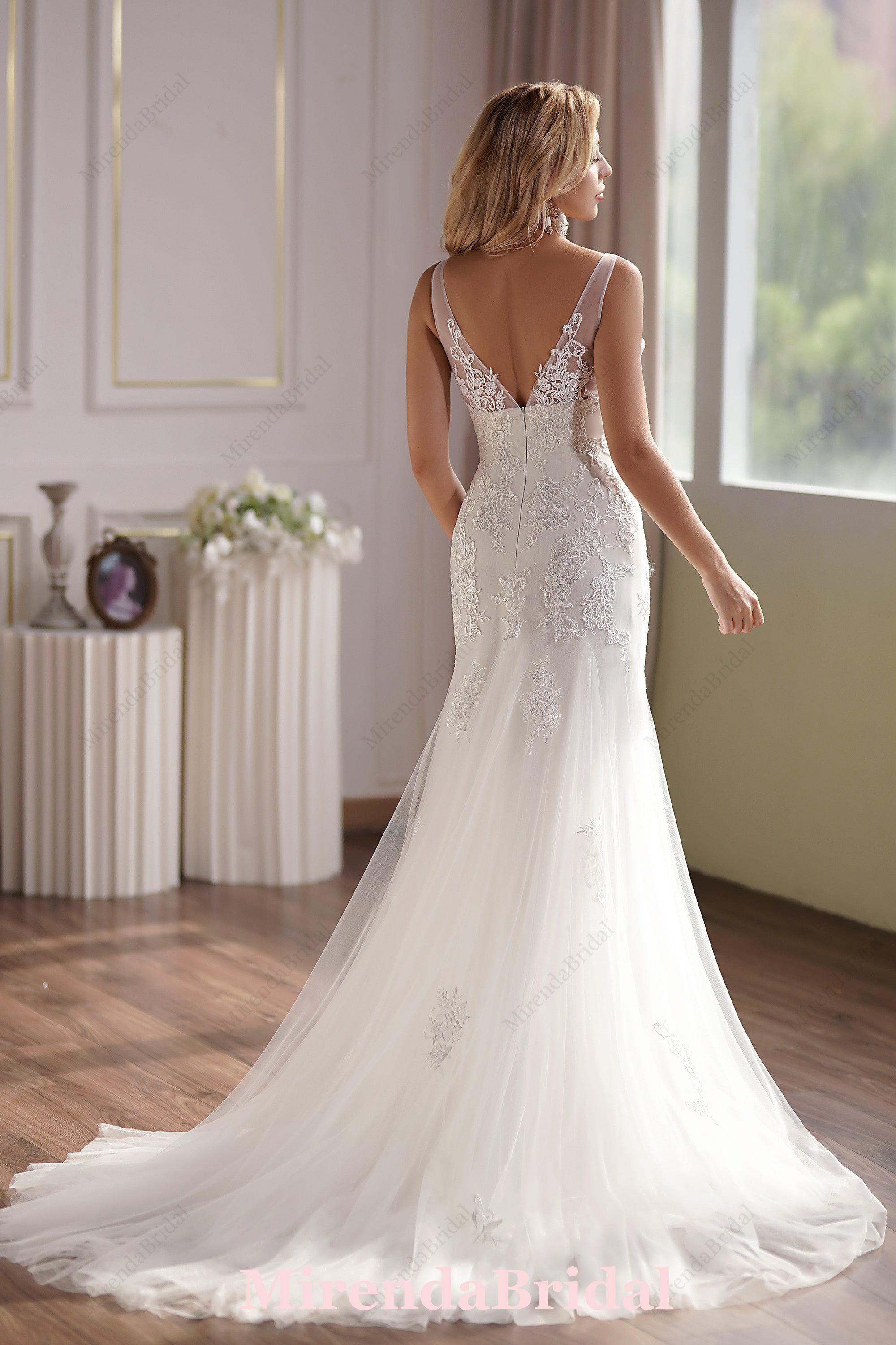 Lace Applique Tulle V-Neck Mermaid Wedding Gown